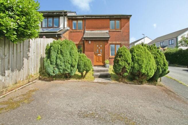 2 bed property, in Parcandowr, £220,000