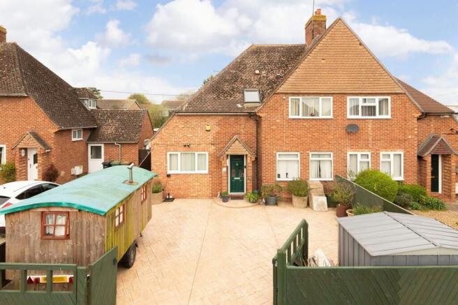 5 bed property, in 8 Richmere Road, £400,000
