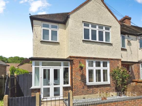3 bed property, in Wallace Crescent, £575,000