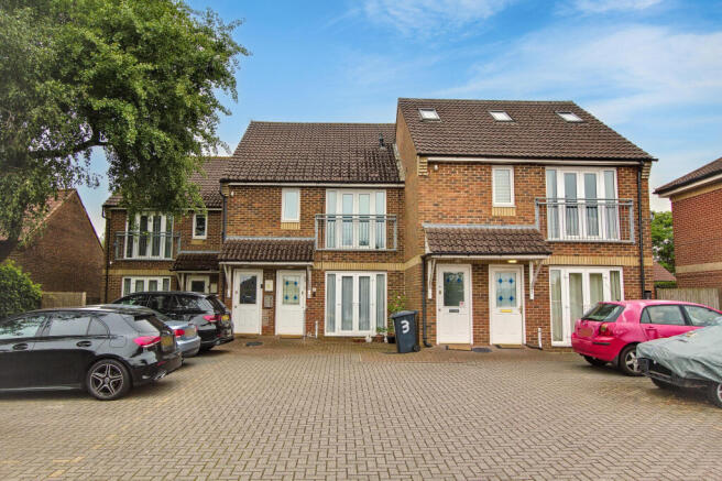 1 bed property, in Cranes Way, £180,000