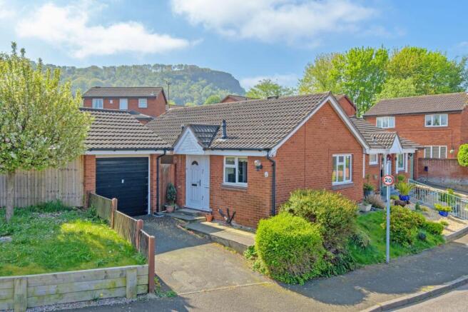2 bed property, in Plovers Lane, £200,000