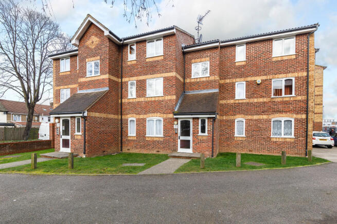 2 bed property, in Greenslade Road, £245,000
