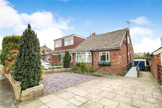 2 bed property, in Buckstone Avenue, £325,000