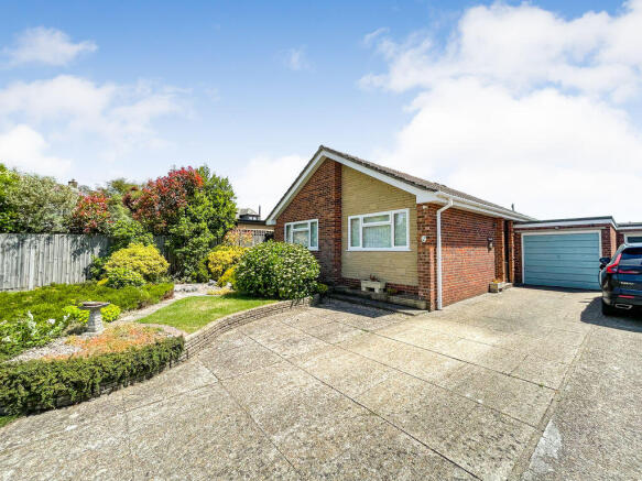 2 bed property, in Peartree Close, £400,000