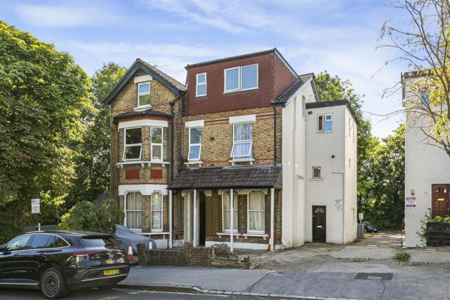 2 bed property, in Birdhurst Rise, £300,000
