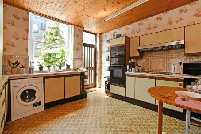 6 bed property, in Clarkegrove Road, £495,000