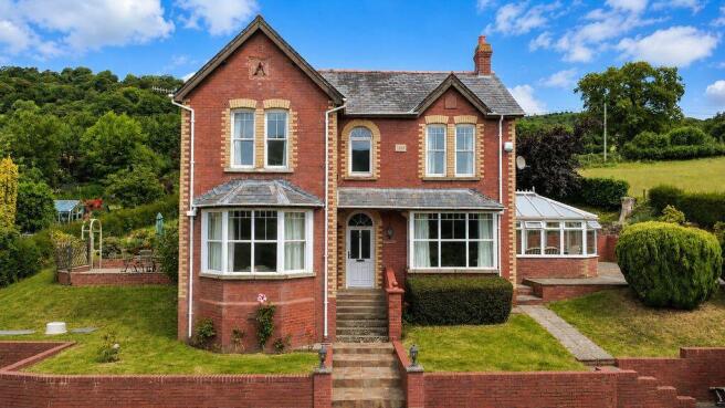 4 bed property, in Llanwenarth, £775,000