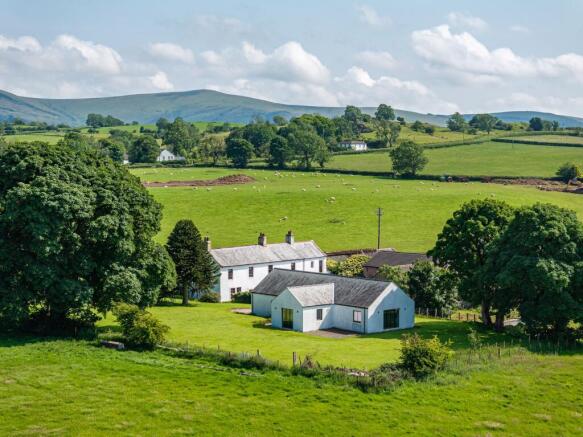 5 bed property, in Low Leys Farm, £750,000