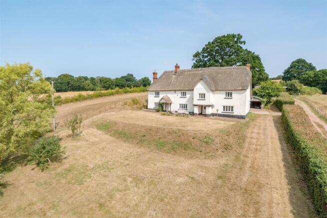 5 bed property, in Shobrooke, £995,000