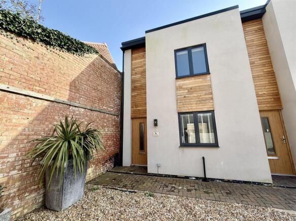 3 bed property, in Phoenix Mews, £355,000