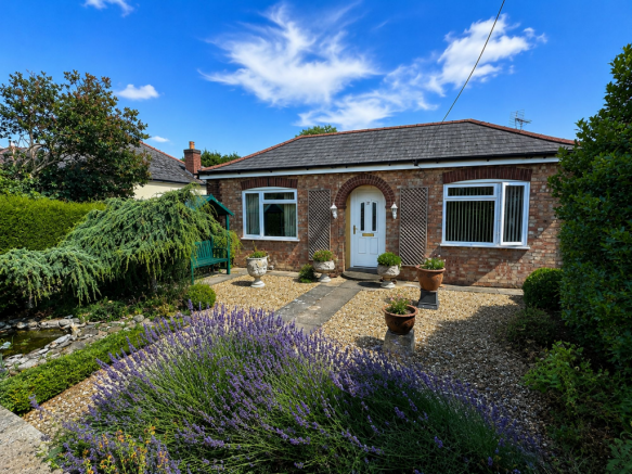 3 bed property, in Main Road, £450,000