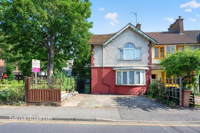 3 bed property, in Bushey Road, £585,000