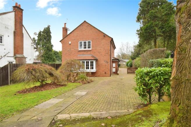 3 bed property, in The Oval, £600,000