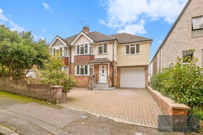 4 bed property, in The Gallop, £685,000