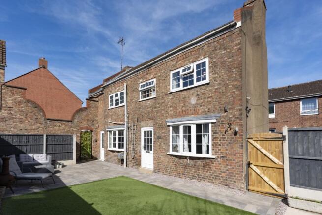 2 bed property, in Foster Street, £150,000