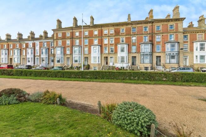 5 bed property, in Wellington Esplanade, £450,000