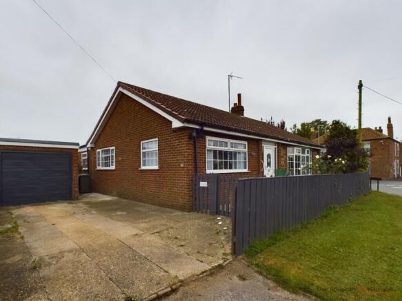 2 bed property, in Cross Street, £260,000