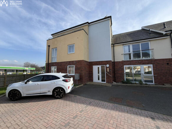 1 bed property, in Y Bae, £132,000