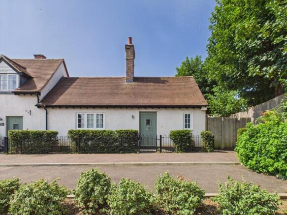 1 bed property, in Pheasant Close, £400,000
