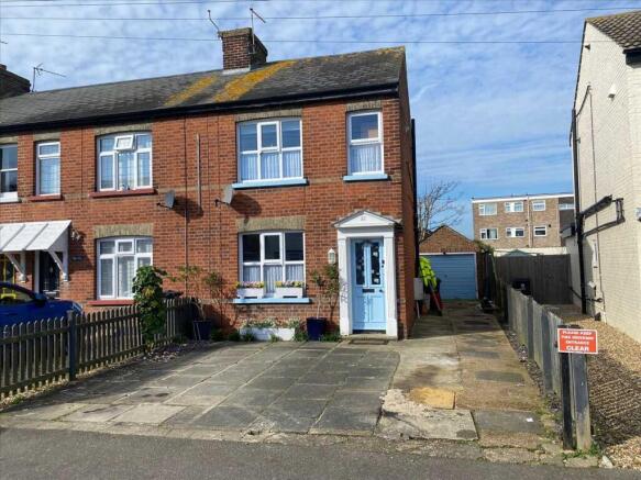 2 bed property, in Old Road, £299,995