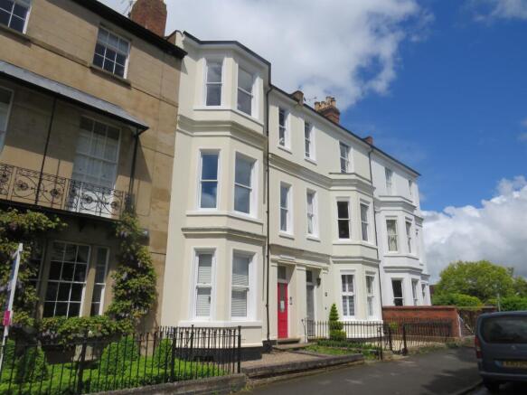 1 bed property, in Newbold Terrace East, £220,000