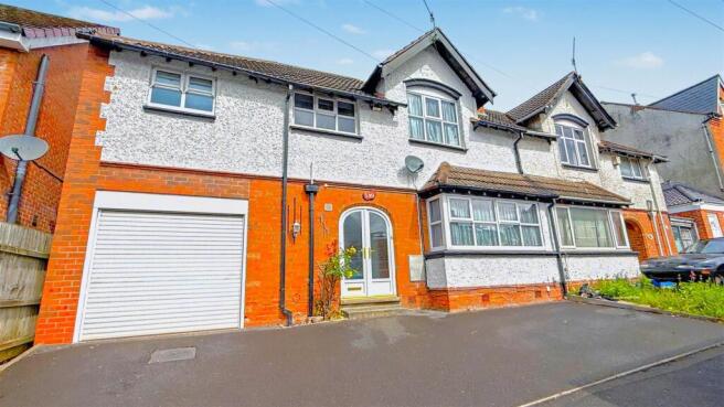 4 bed property, in Woodland Road, £425,000