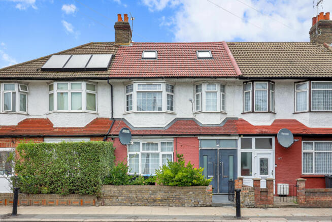 2 bed property, in Tottenhall Road, £325,000