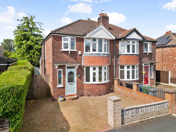 3 bed property, in Alexander Drive, £467,500
