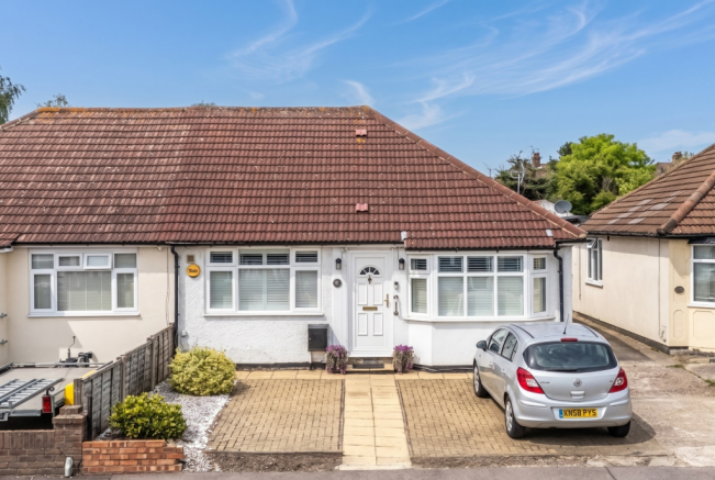 3 bed property, in Abbotts Walk, £500,000