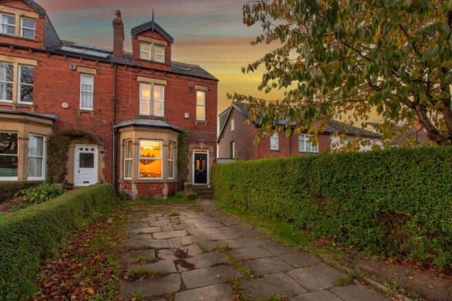4 bed property, in North Park Avenue, £600,000