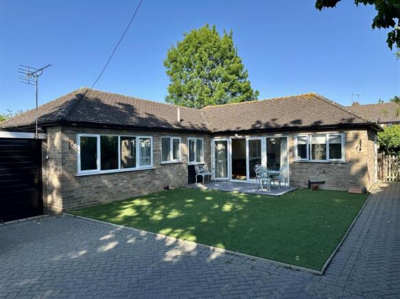 2 bed property, in Flamstead End Road, £395,000