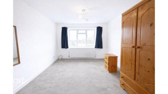 4 bed property, in Beverley Gardens, £425,000