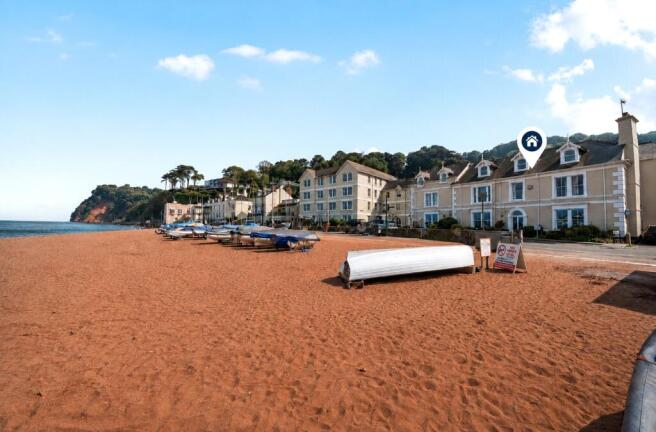 2 bed property, in Marine Parade, £210,000