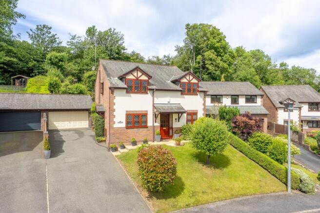 4 bed property, in Bryn Barug, £450,000