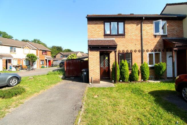 2 bed property, in Stanley Mead, £282,500