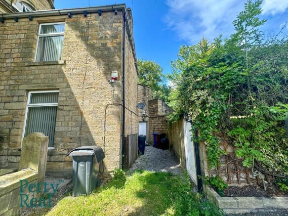 2 bed property, in Halifax Road, £70,000