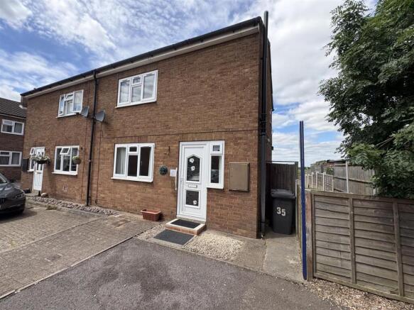 2 bed property, in Primrose Grove, £160,000