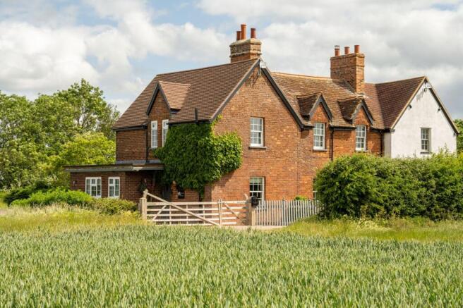 2 bed property, in Old Milton Road, £675,000