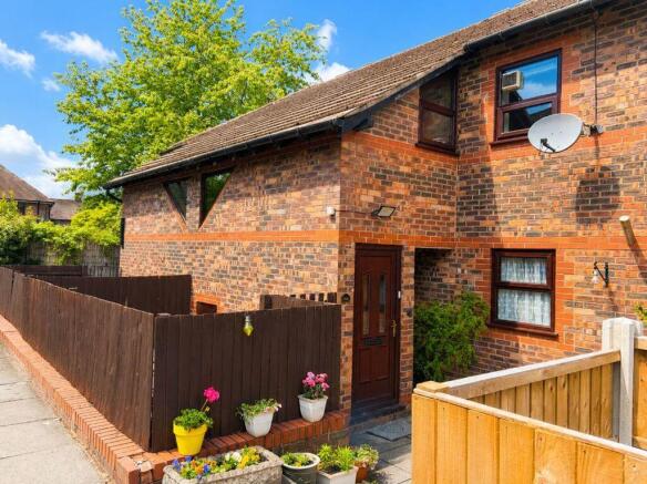 1 bed property, in Lukesland Avenue, £70,000
