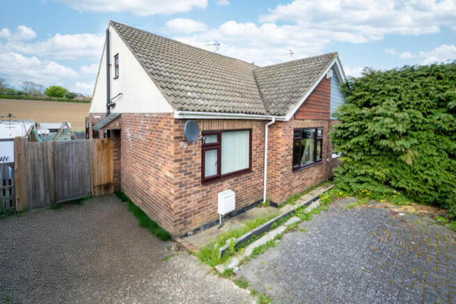 4 bed property, in Hillview Close, £350,000
