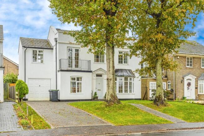 4 bed property, in Blunts Wood Road, £625,000