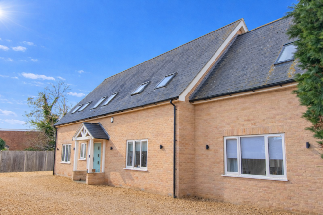 6 bed property, in Finchley Avenue, £950,000