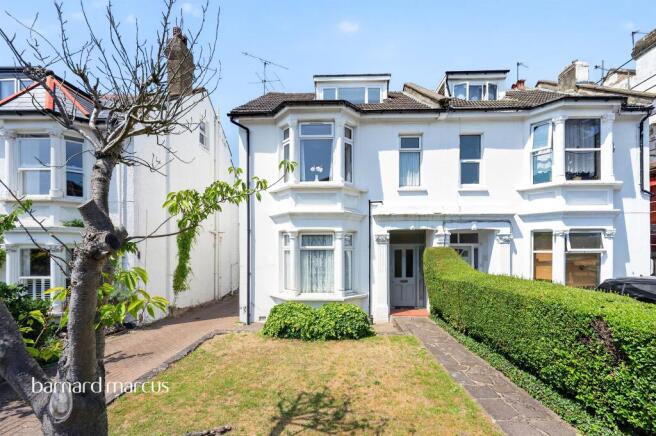 4 bed property, in Cedar Road, £800,000