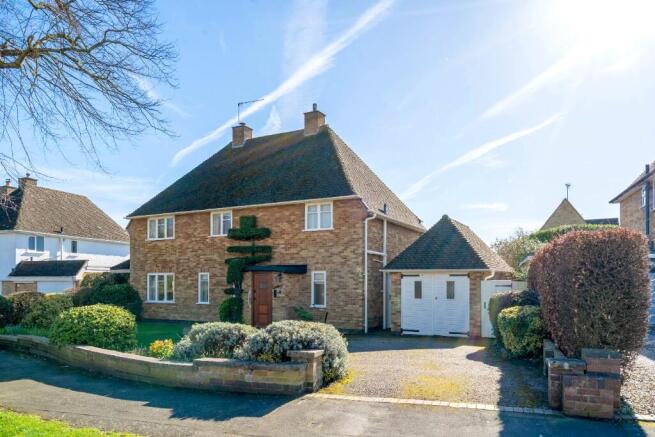 4 bed property, in Hall Close, £575,000