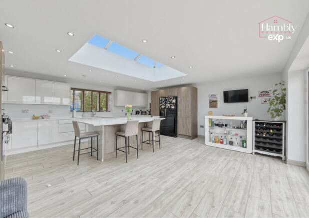 6 bed property, in Penrhiw Avenue, £600,000