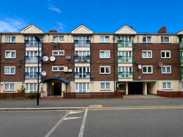 2 bed property, in Woodman Street, £285,000
