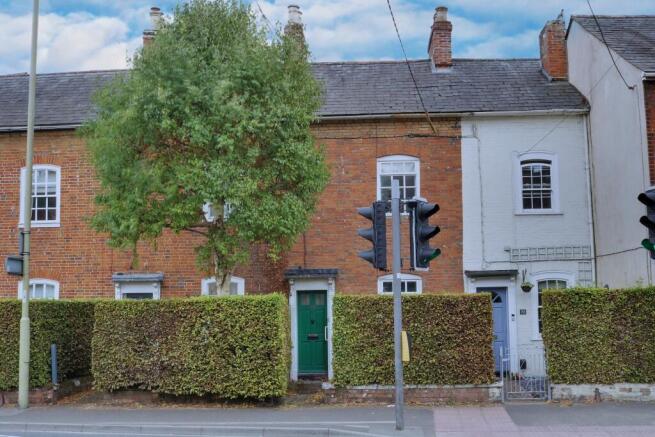 2 bed property, in Winchester Road, £375,000