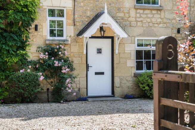 4 bed property, in Waterperry, £800,000