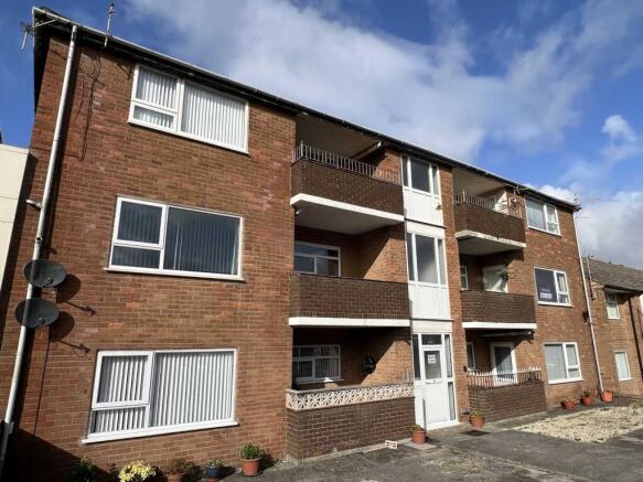 2 bed property, in Coledale Court, £87,995