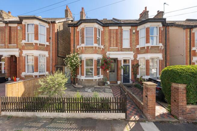 1 bed property, in Kent Road, £200,000